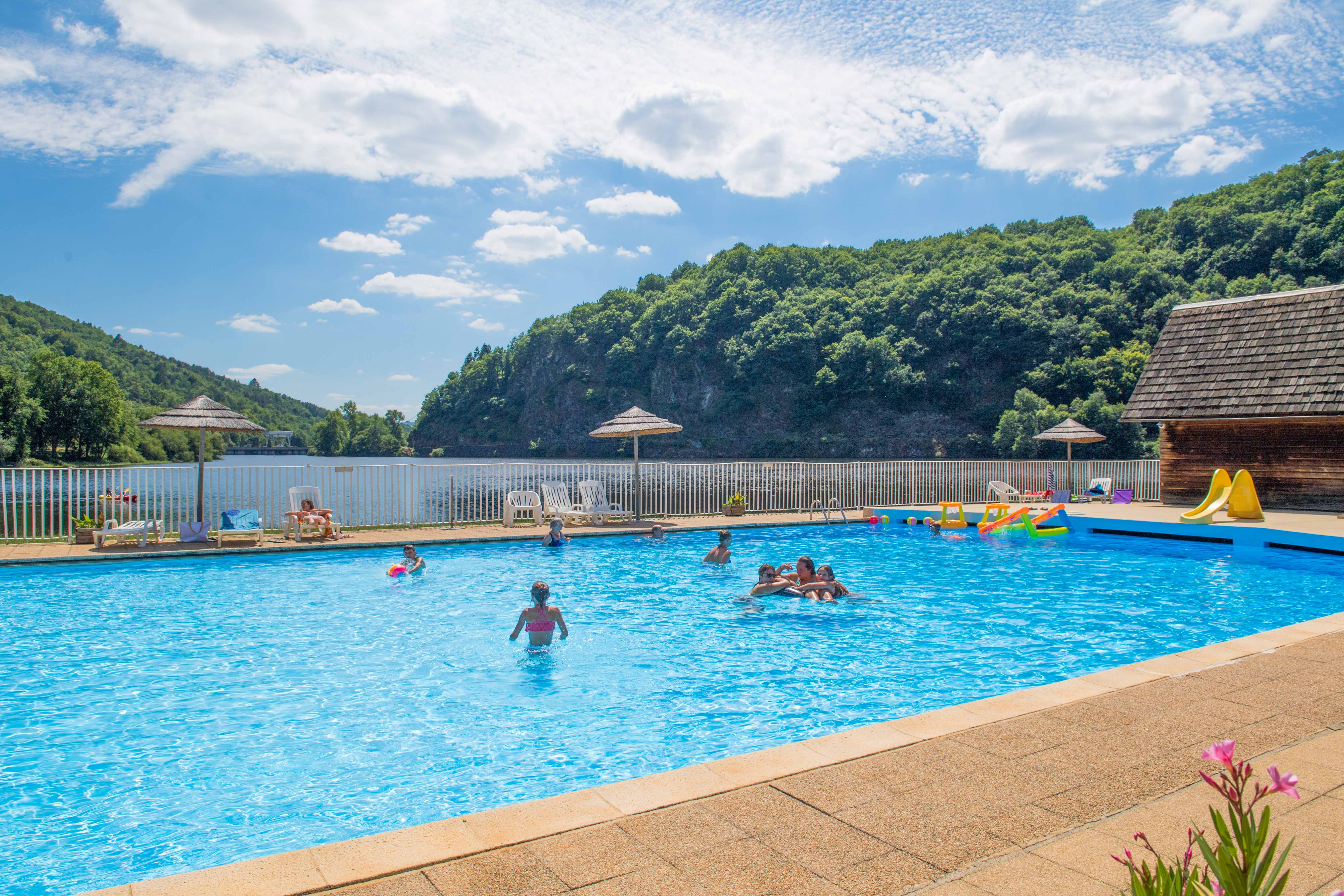 Camping Le Gibanel mit Blick auf den Fluss