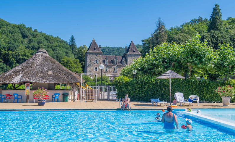 Camping avec piscine et vue sur le château