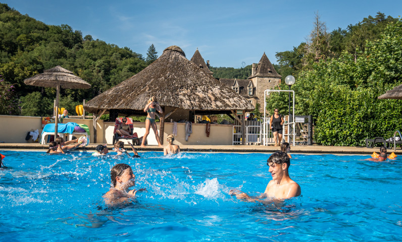 Camping avec piscine pour enfants à Gibanel
