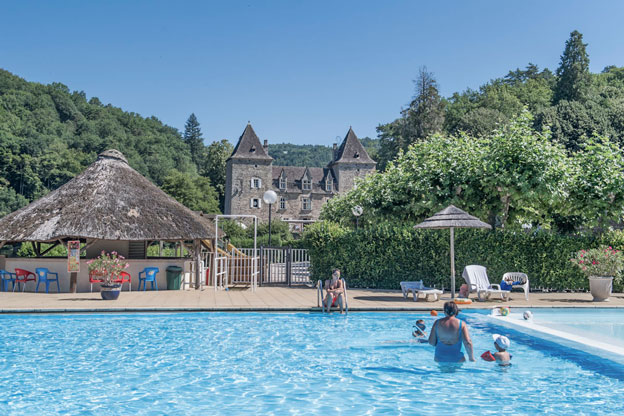 piscine vue sur château camping gibanel